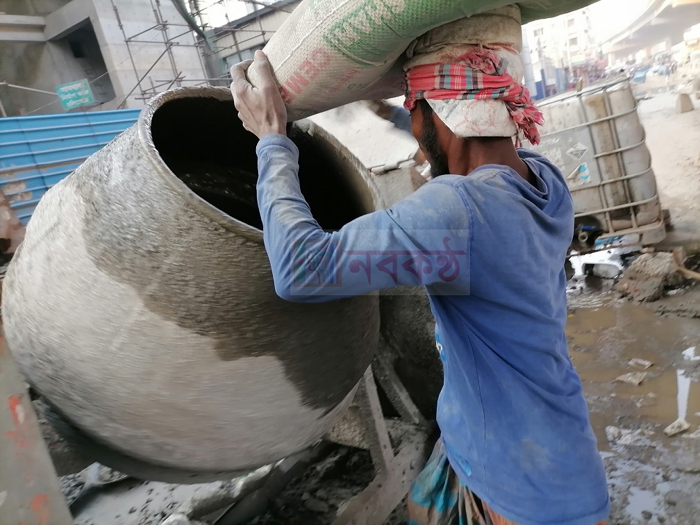 করোনা পরবর্তী পরিস্থিতিতে বিপদ যাচ্ছে নির্মান শ্রমিকদের, আগের তুলনায় অর্ধেক মজুরীতেও থাকছে না কাজের নিশ্চয়তা। ছবিঃ এন আই মাহমুদ